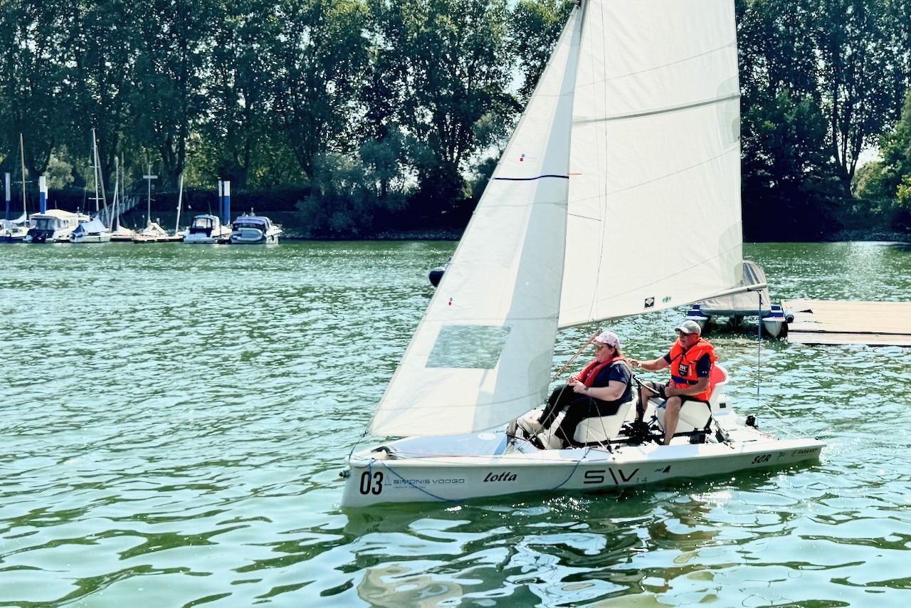 Das SCR-Boot "Lotta" beim Inklusionssegeln im Schiersteiner Hafen
