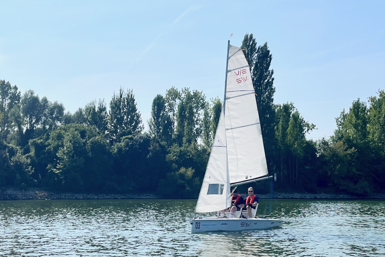 Das SCR-Boot "Lotta" beim Inklusionssegeln im Schiersteiner Hafen