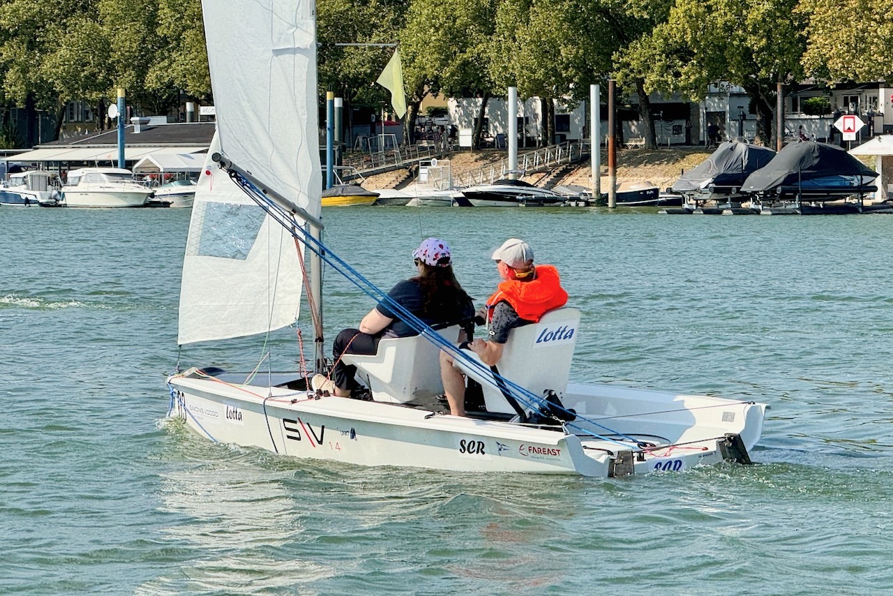 Das SCR-Boot "Lotta" beim Inklusionssegeln im Schiersteiner Hafen